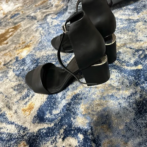 Beautiful/ unique sandals - Picture 2 of 5